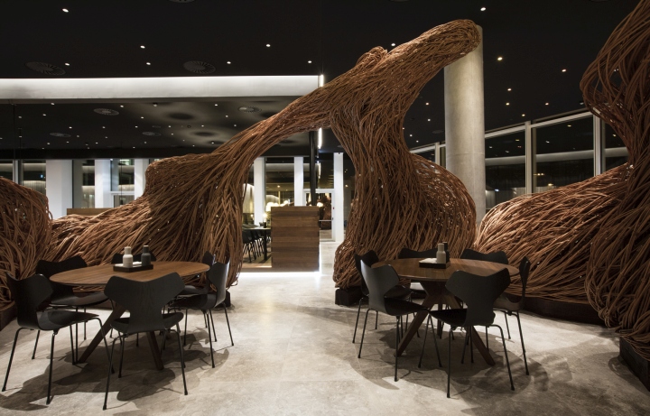 Роскошная инсталляция из ивовых прутьев в интерьере ресторана - Фото 2