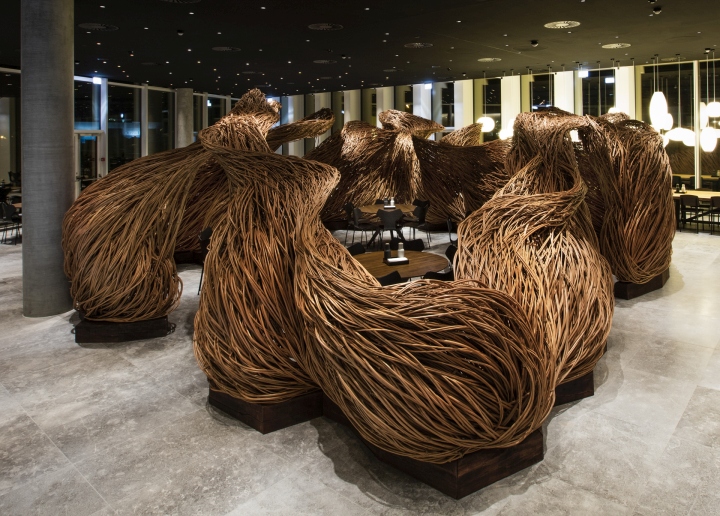 Роскошная инсталляция из ивовых прутьев в интерьере ресторана - Фото 1