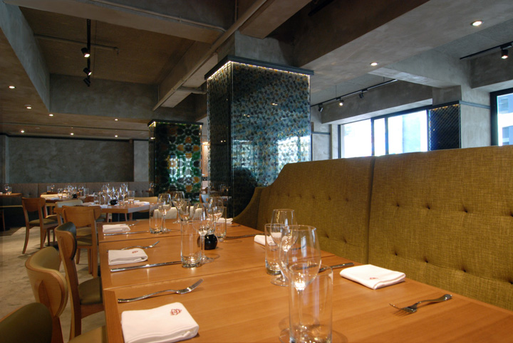 Сервированные столы ресторана Sal Curioso в Гонконге