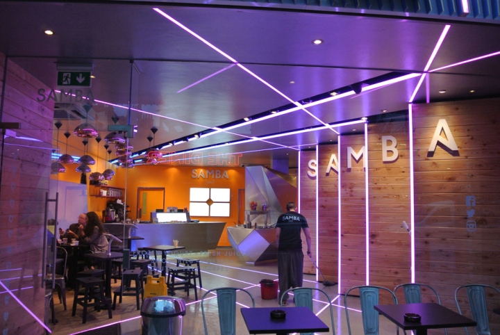 Современный интерьер магазина мороженого Samba Swirl в Лондоне