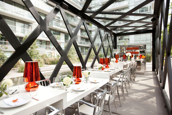 Разноуровневые столы ресторана Scarpetta dining pavilion в Канаде