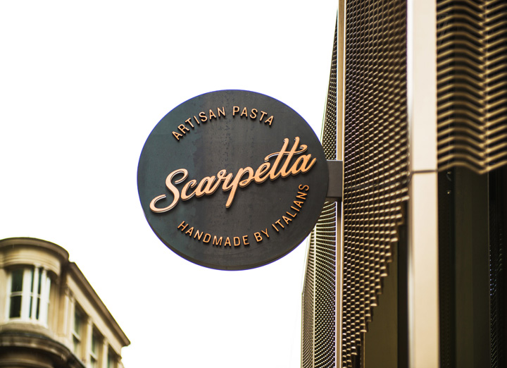 Вывеска ресторана Scarpetta от студии I-AM в Лондоне