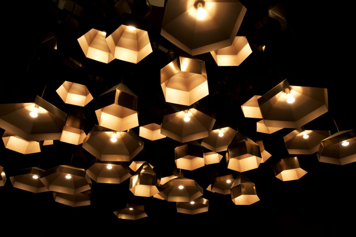 Светильники в виде зонтиков ресторана Sea Fest в Китае