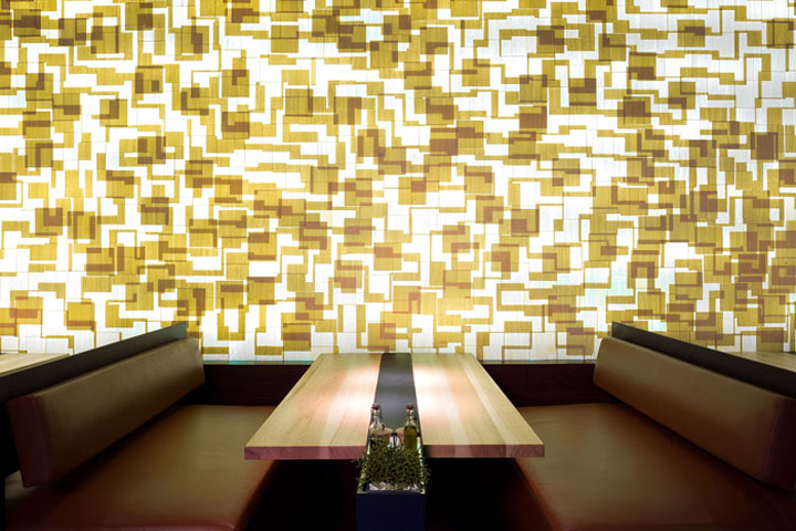 Панель, которая имитирует солнечный свет в ресторане Shade