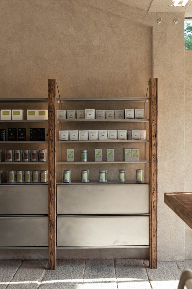 шкаф с полками и продукцией MSLAN corner