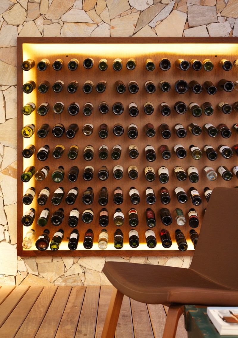 Скульптурная стена в баре в Сан-Пауло. Бутылки вина