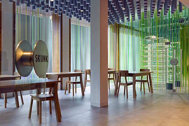 Современный интерьер кафе Skunk & Relax