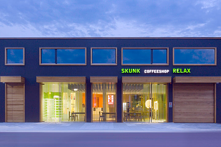 Уютный интерьер кафе Skunk & Relax