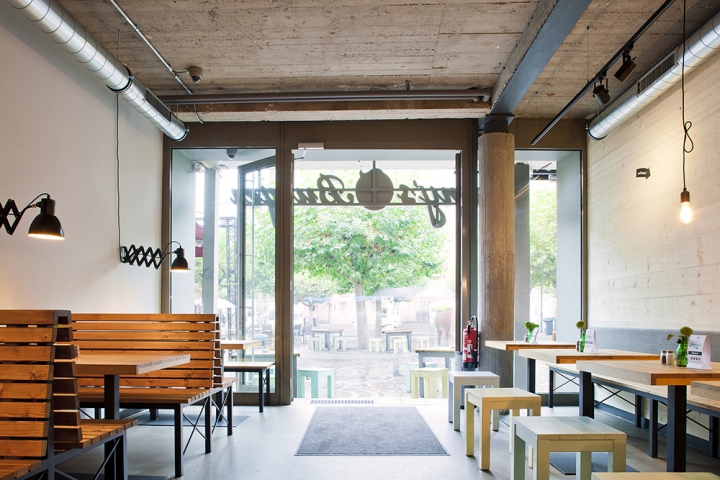 Современный дизайн интерьера ресторана в светлых тонах