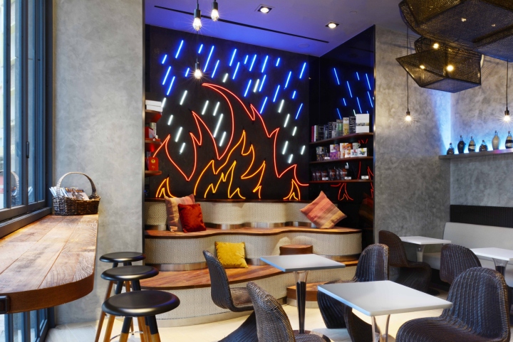 Современный интерьер кафе: яркий декор стены