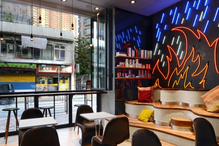 Современный интерьер кафе: светлые деревянные сидения