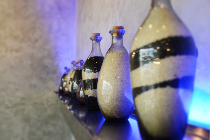 Современный интерьер кафе: декоративные бутылки