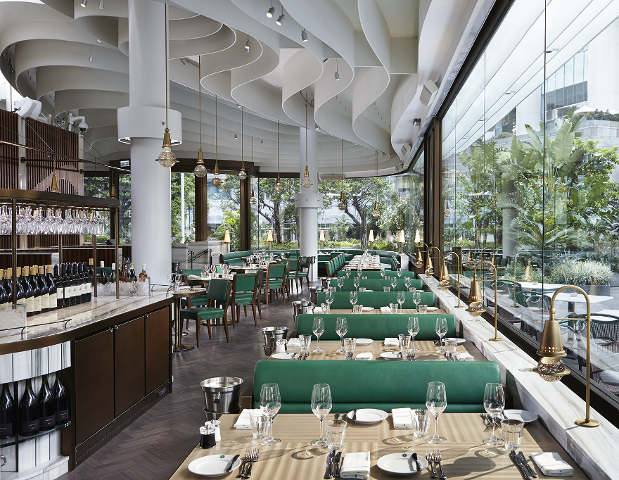 Насыщенные зелёные диваны в современном интерьере ресторана