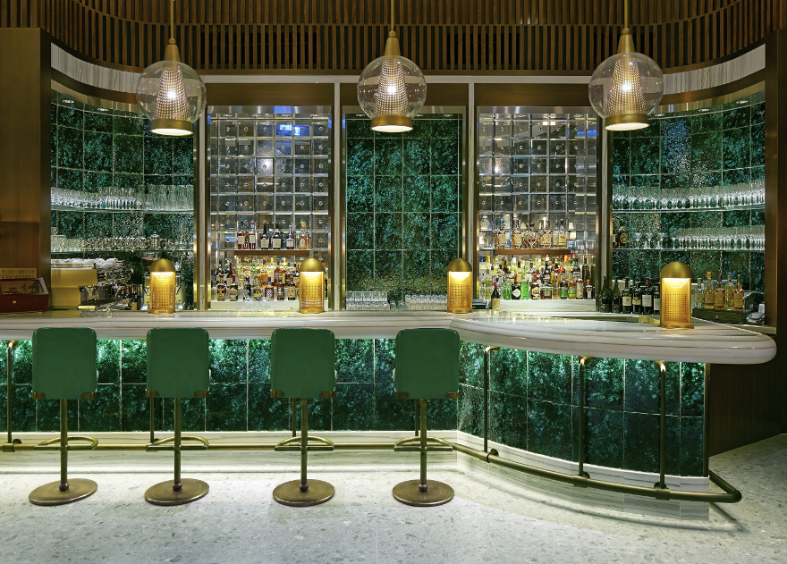 Дизайнерские светильники со стеклянными абажурами в современном интерьере ресторана