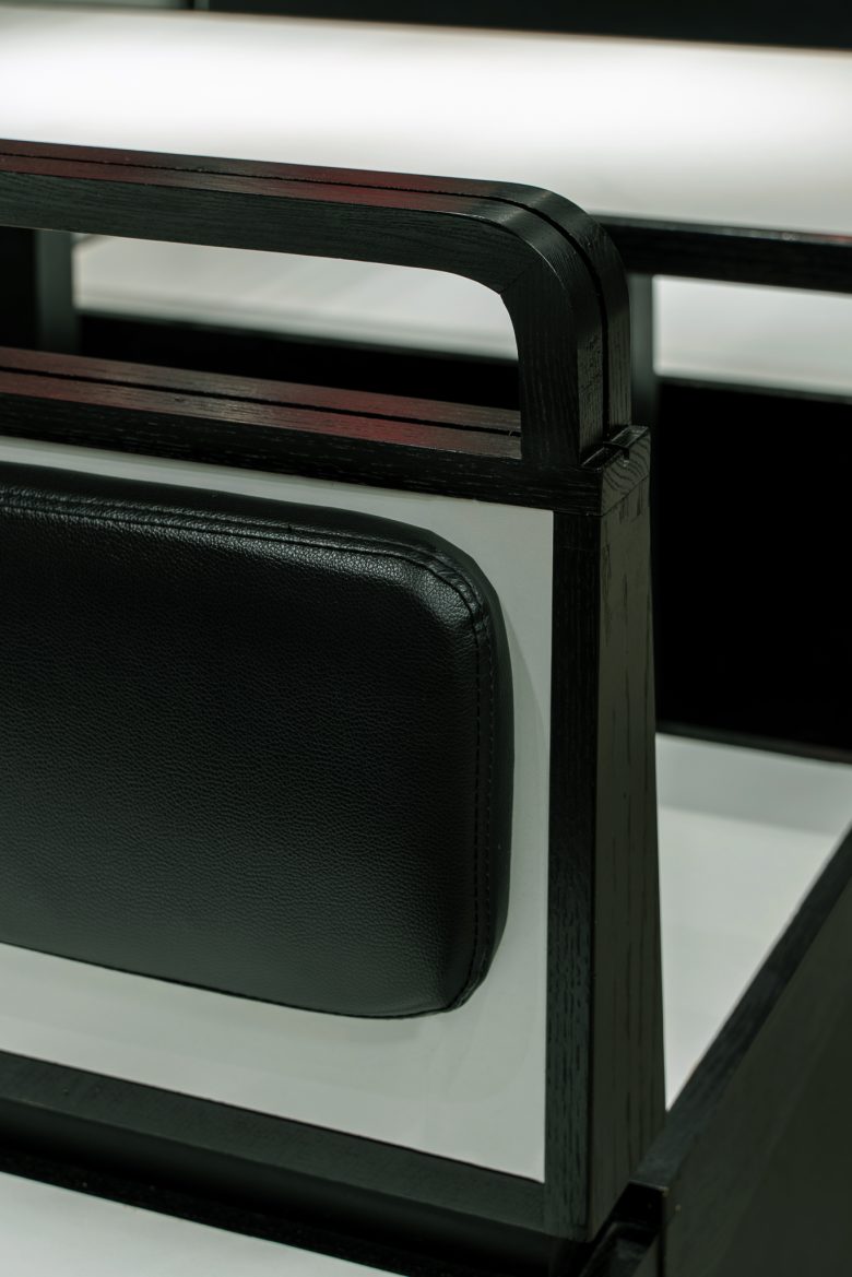 спинки сидений в Cha Chaan Teng