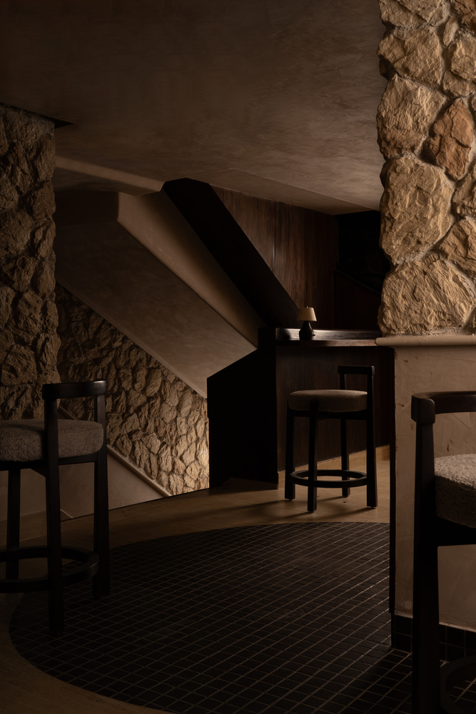 спуск со второго этажа CallMe Ten Restaurant