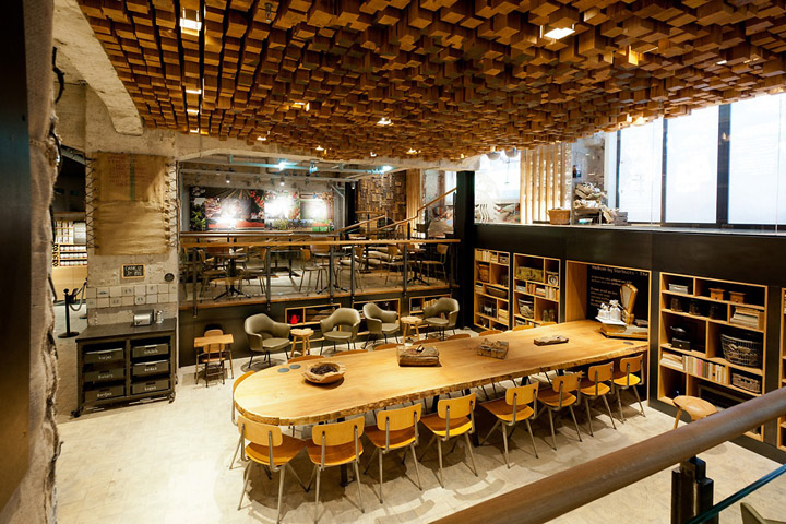 Современный интерьер магазина Starbucks в Амстердаме