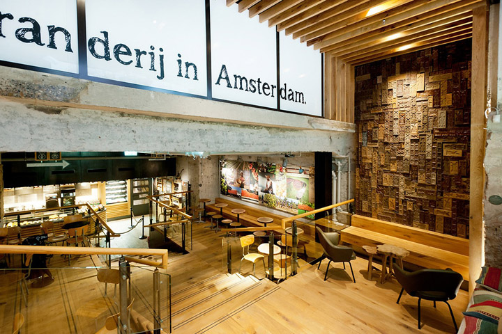 Респектабельный интерьер магазина Starbucks в Амстердаме