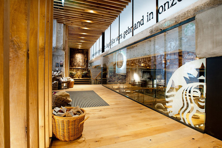 Уютный интерьер магазина Starbucks в Амстердаме