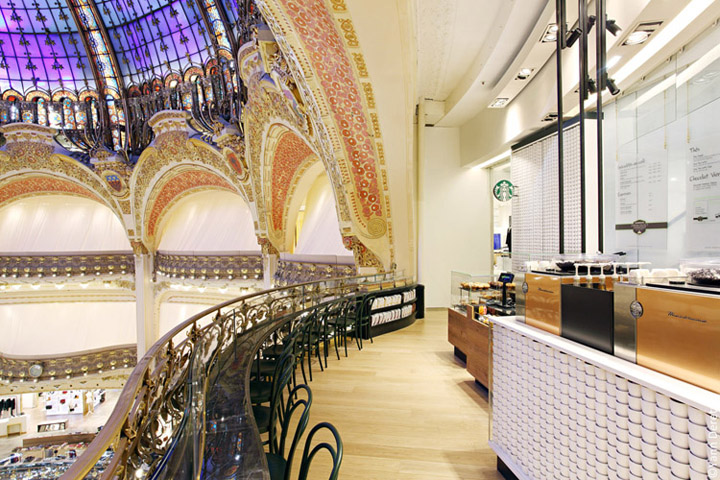 Респектабельный интерьер магазина Starbucks в Париже