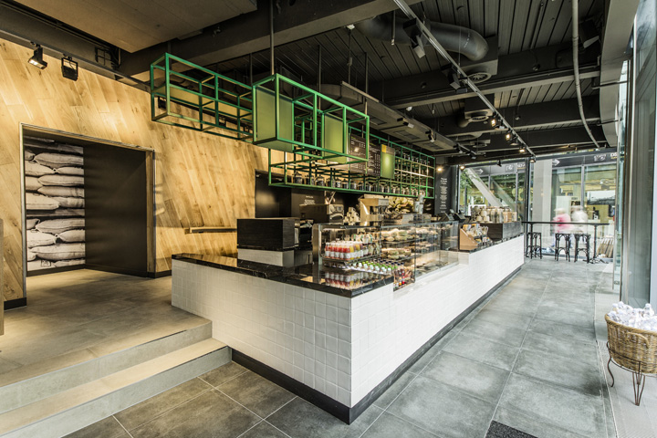 Современный интерьер магазина Starbucks в Берлине
