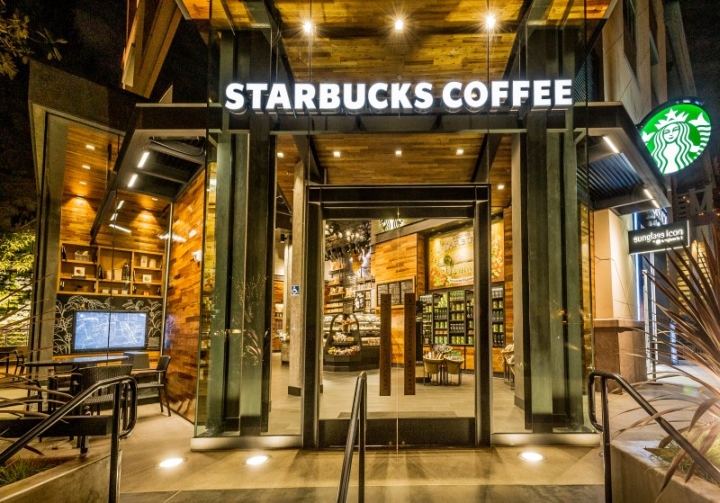 Потрясающий интерьер магазина кофе Starbucks в Disneyland