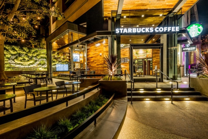Уютный интерьер магазина кофе Starbucks в Disneyland