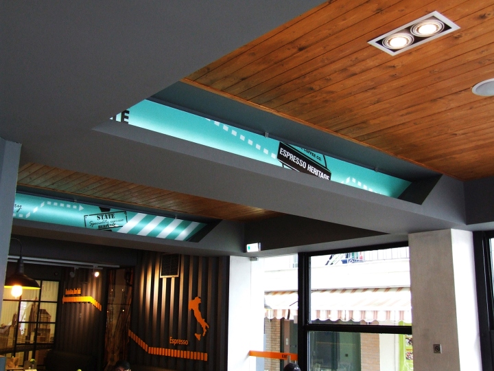 Светодиодная подсветка в кафетерии State Coffee Co. в Греции