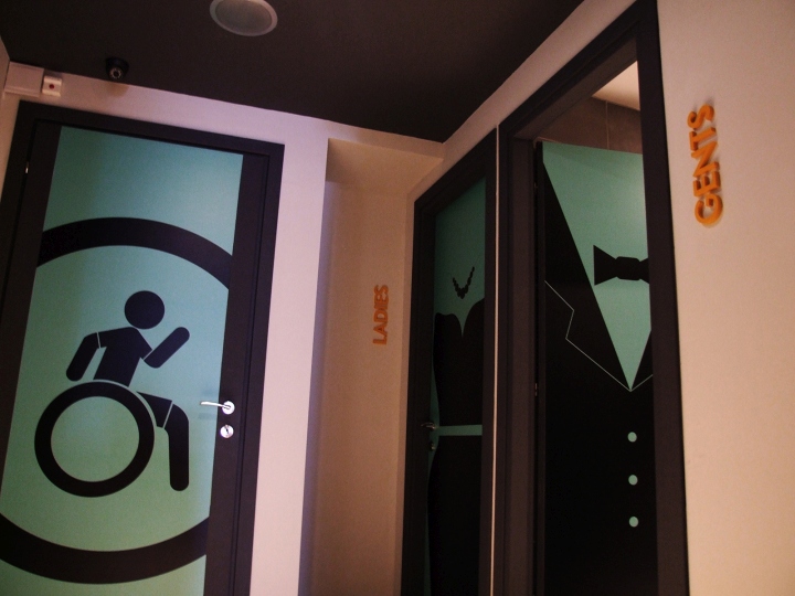 Интересные двери в туалетные комнаты в кофейне State Coffee Co. в Греции