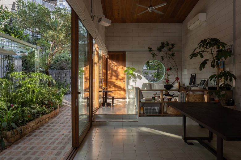 стеклянная дверь в кафе Cafe Hôm