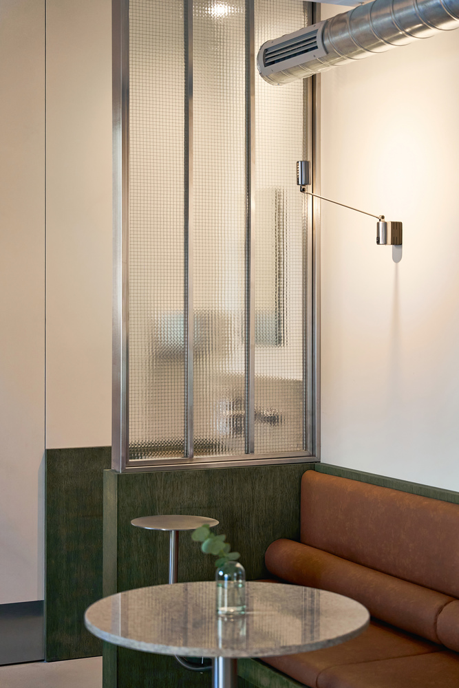 стеклянная перегородка в кафе Acacia