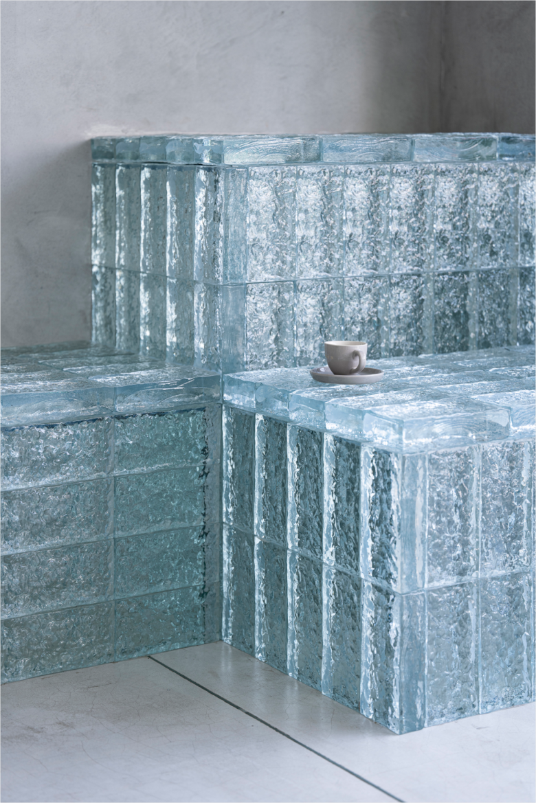 стеклянный интерьер Sabha Cafe