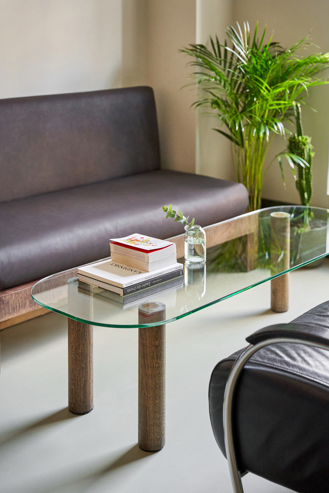 стеклянный столик и диваны Acacia