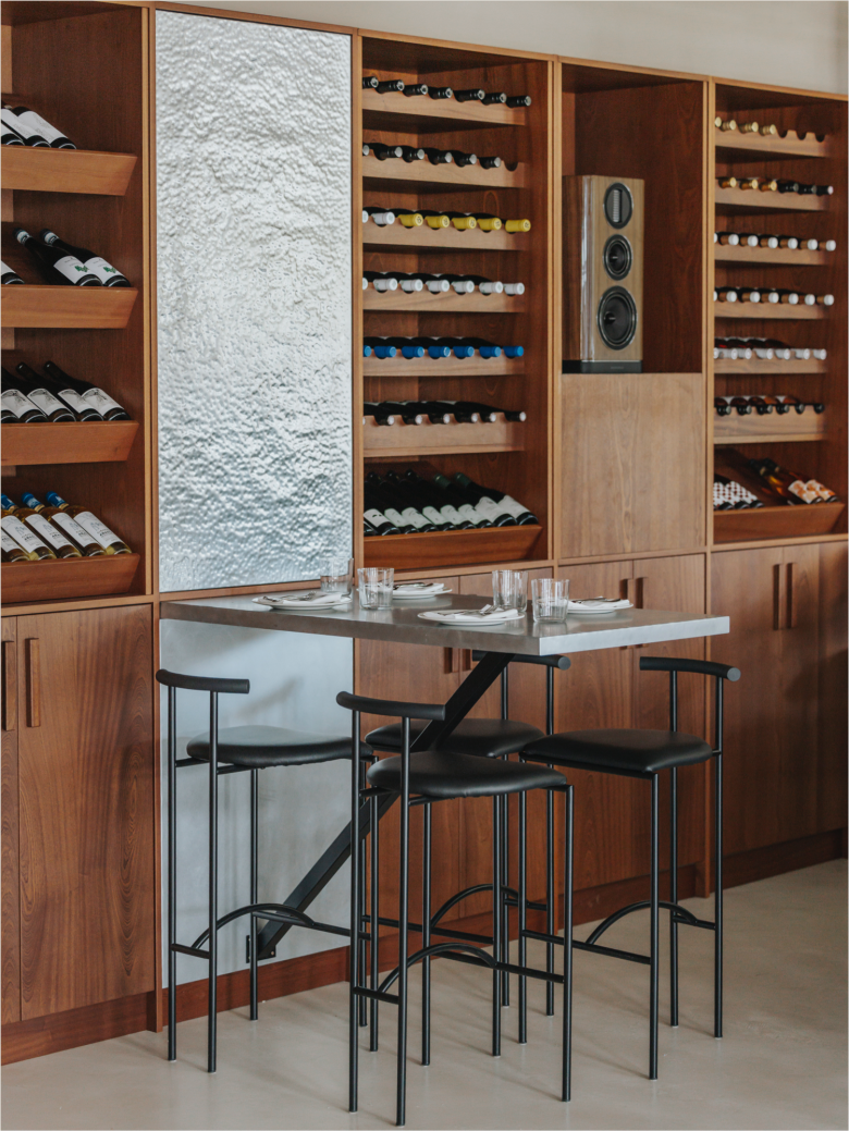 стеллажи с вином Canal restaurant