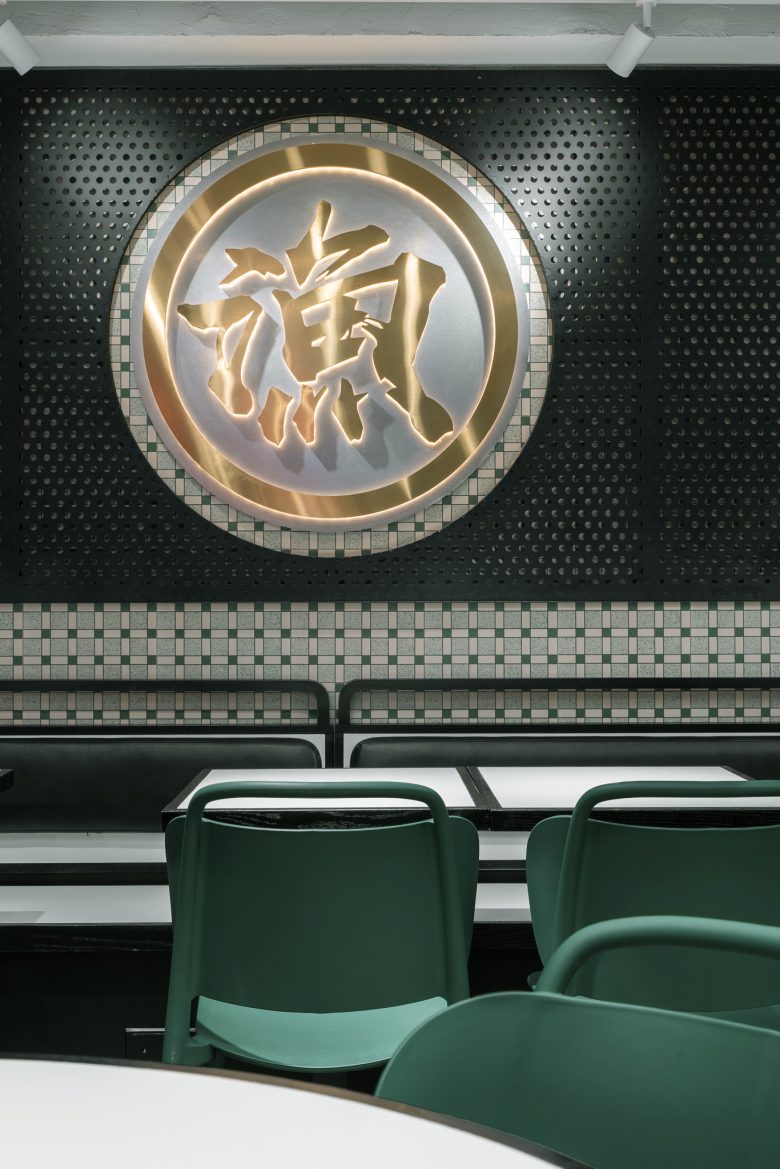 стена с эмблемой бренда Cha Chaan Teng