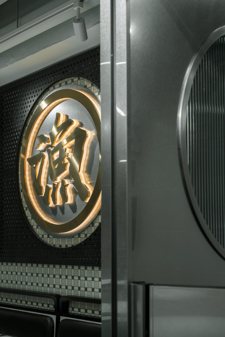 стена с эмблемой бренда Cha Chaan Teng