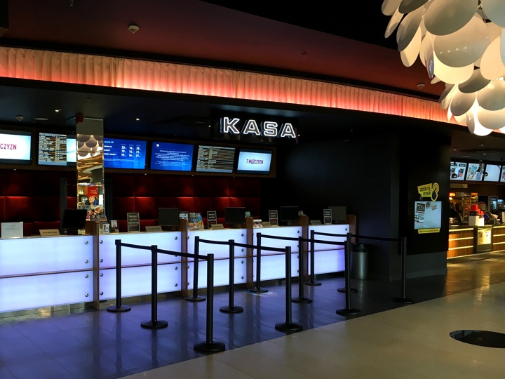 Стили интерьера кинотеатра: барная стойка с подсветкой