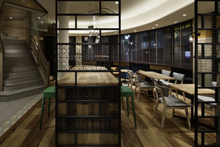 Стильный дизайн кафе Dough cafe. Лестница и столики