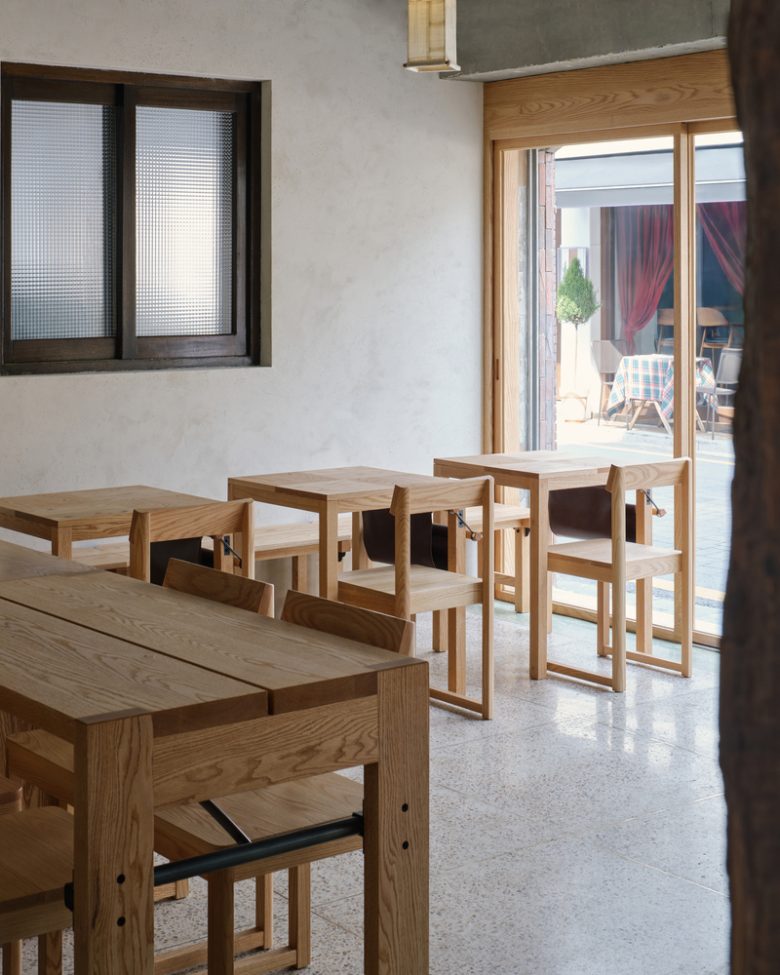 столики у окна Yeonheun Roasters