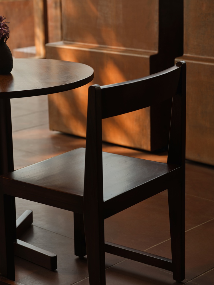 стол и стул в обеденной зоне True Black