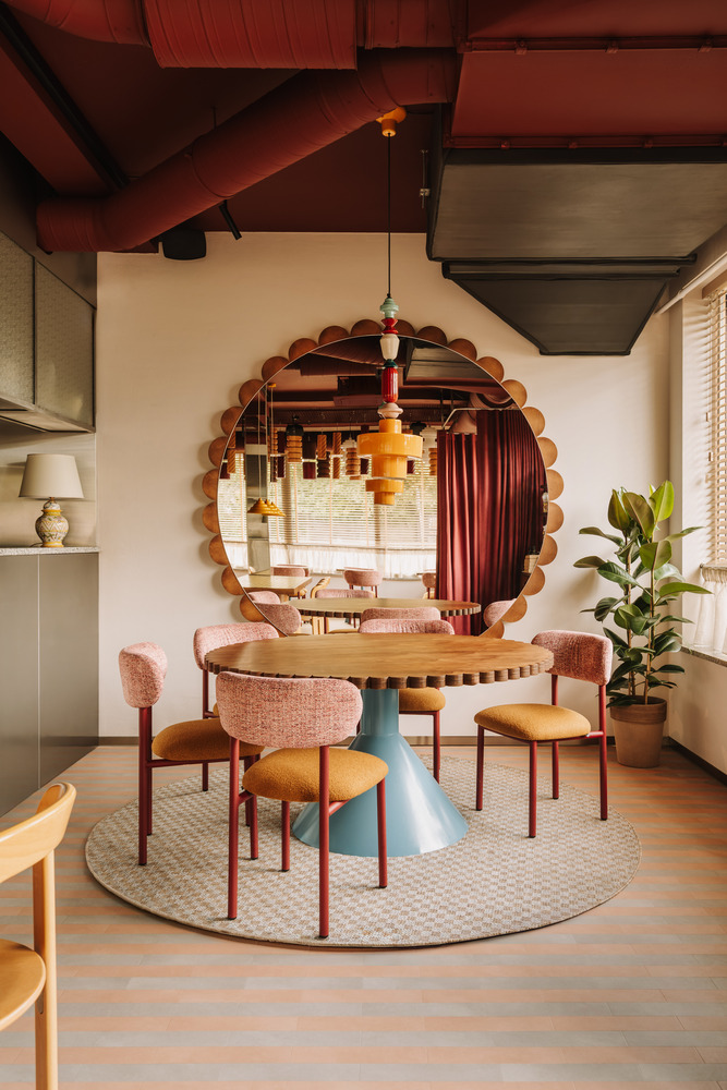 стол у большого круглого зеркала Ragu Restaurant