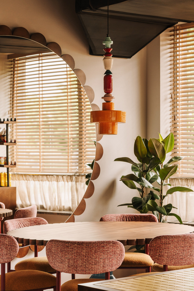 стол у большого круглого зеркала Ragu Restaurant