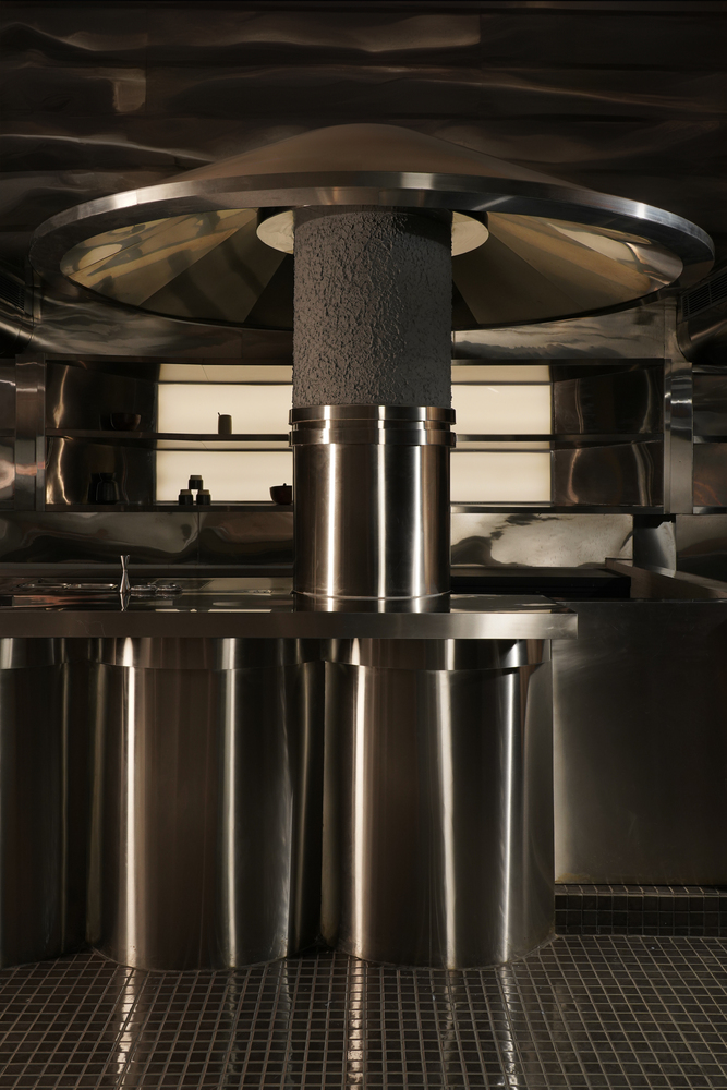 столб у барной стойки CallMe Ten Restaurant