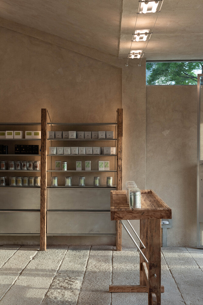 столик и витрина с продукцией MSLAN corner