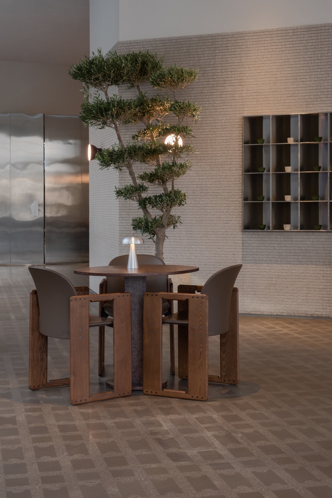 столик на три человека рядом с деревом Como Lounge Cafe