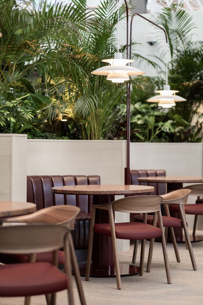 столик с мягким креслом и стулом Aspire Westjet Lounge