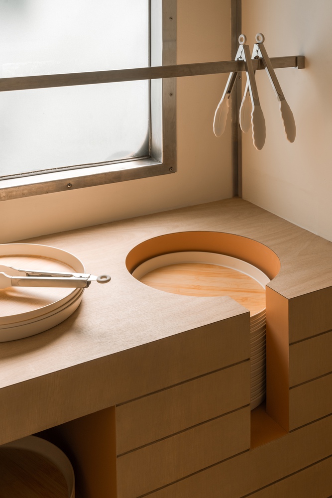 столик с поддонами круглыми у стены Horli Baking