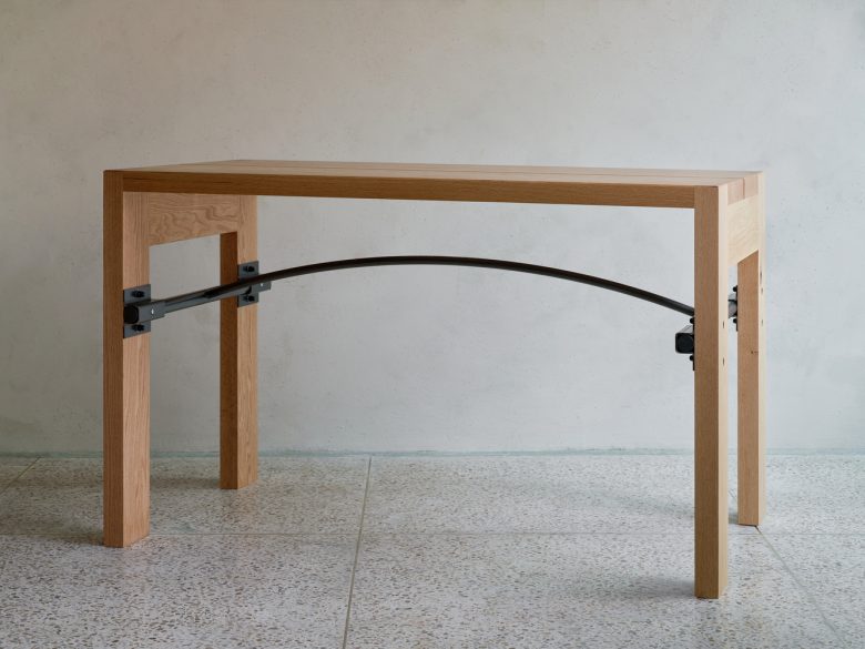 столик с железными креплениями Yeonheun Roasters