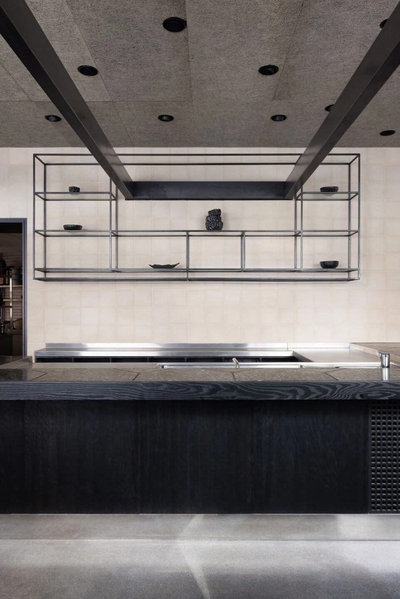 столик у кухни Kramer Restaurant