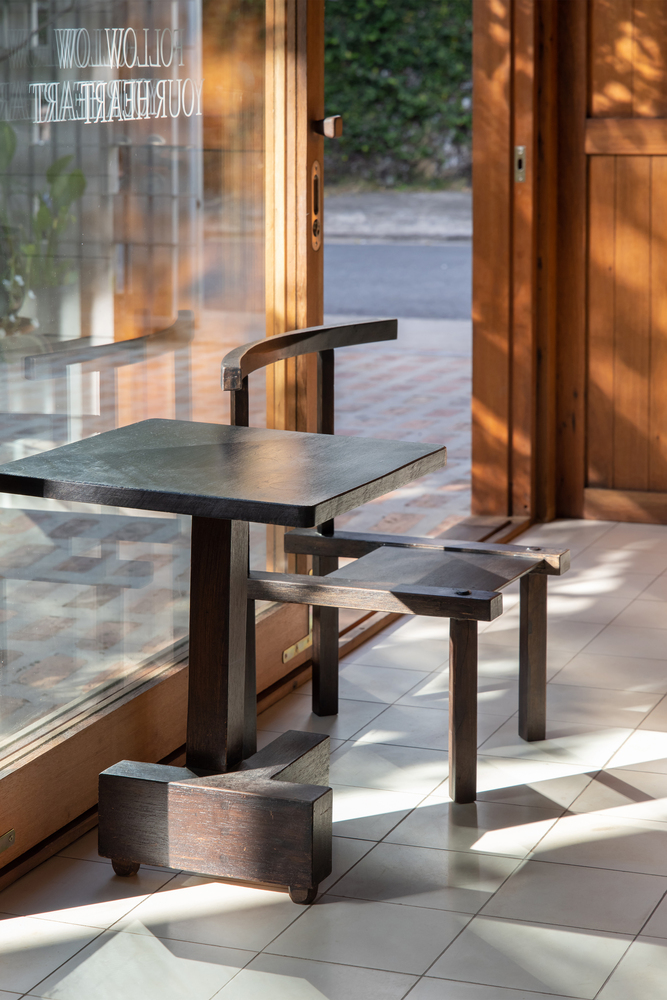 столик у окна Cafe Hôm